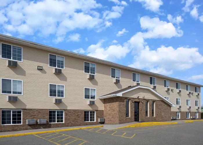 Super 8 By Wyndham Clinton Hotel