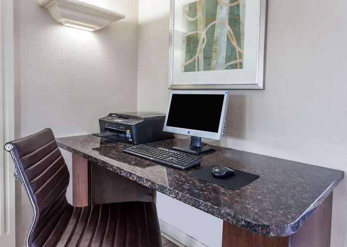 Days Inn & Suites By Wyndham Roseville/Detroit Area