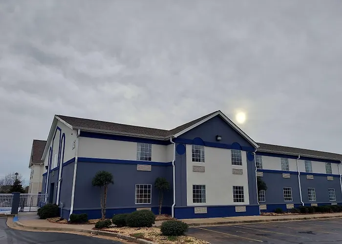 Days Inn & Suites By Wyndham Huntsville