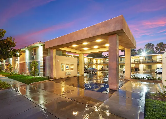Eden Roc Inn & Suites Near The Maingate