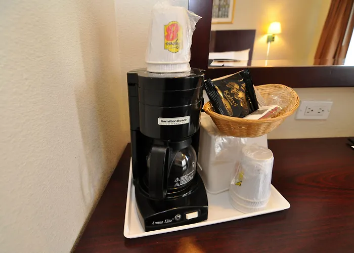 Super 8 By Wyndham Monterey Motel