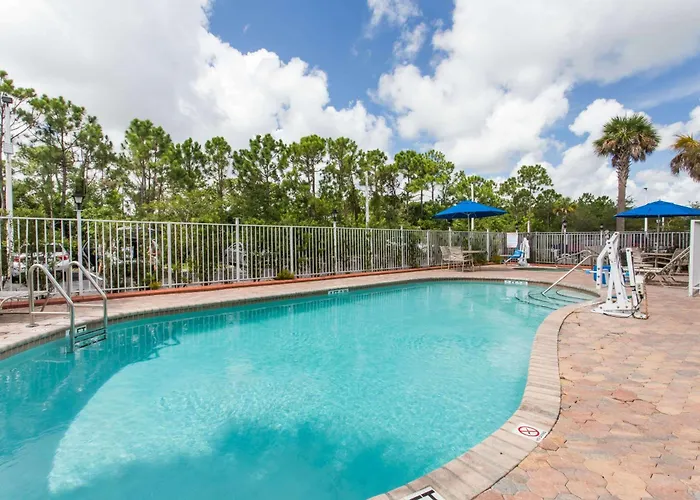 Days Inn & Suites By Wyndham Fort Pierce I-95