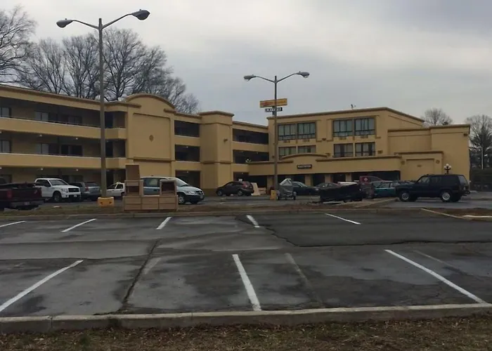 Diamond Inn & Suites