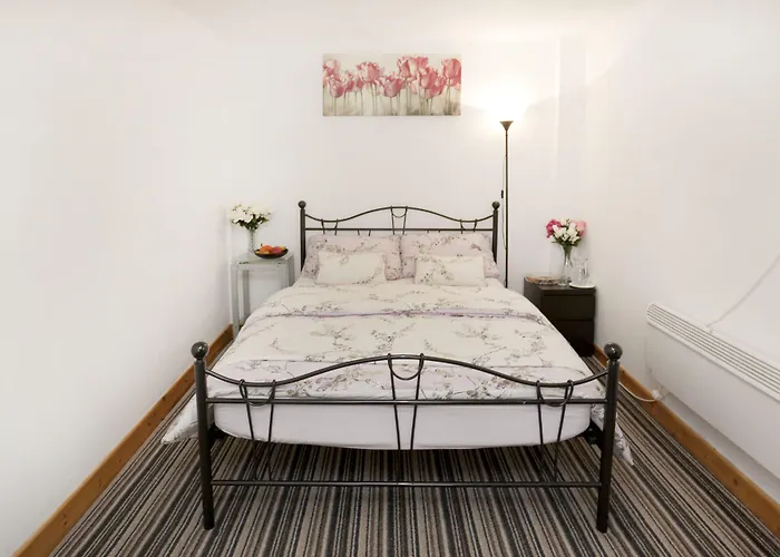 Modern Two-Bedroom Suite: City Centre Convenience