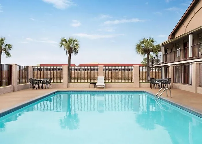 Super 8 By Wyndham Gulfport Airport Nw Near Biloxi Motel