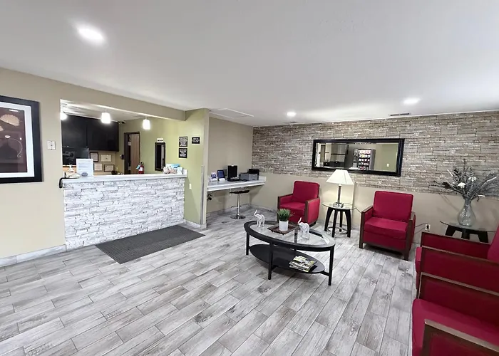 Super 8 By Wyndham Logan Hotel