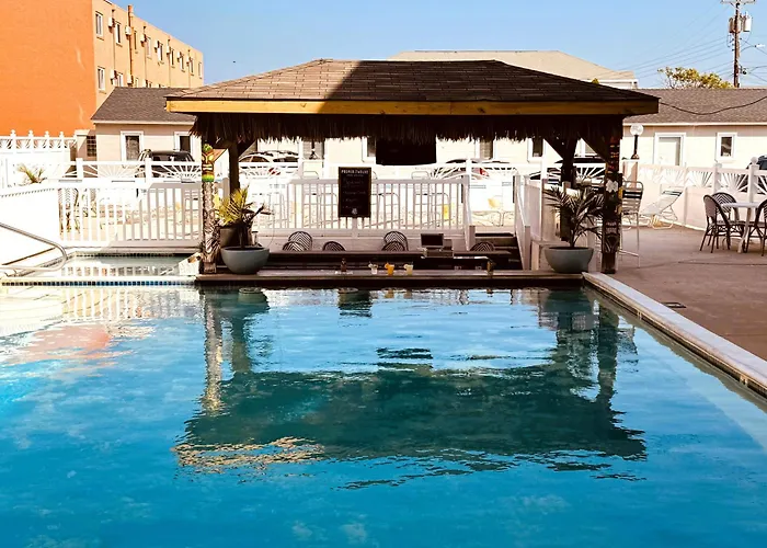Oceanic Hotel & Barefoot Tiki Bar