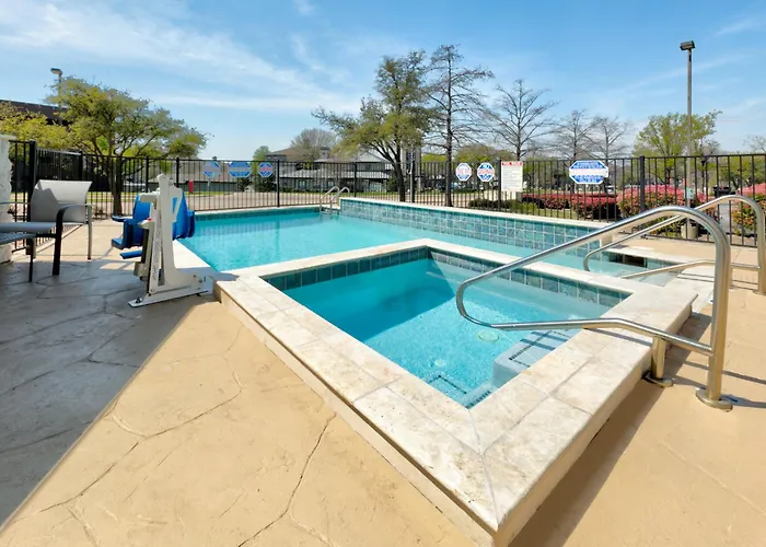 Holiday Inn Express & Suites Dallas Park Central Northeast By Ihg