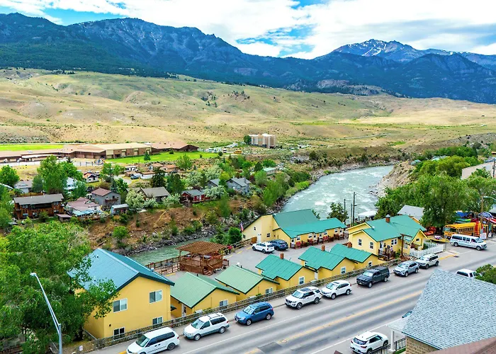 Yellowstone Riverside Cottages Gardiner