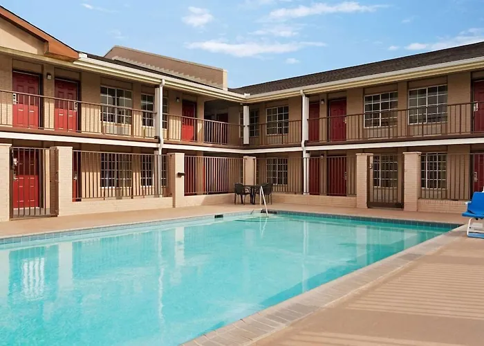 Super 8 By Wyndham Gulfport Airport Nw Near Biloxi Motel