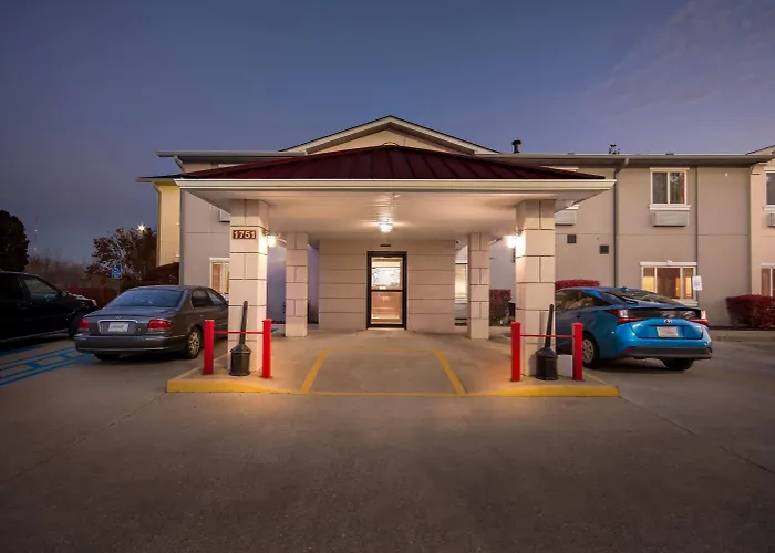 Super 8 By Wyndham Bloomington University Area