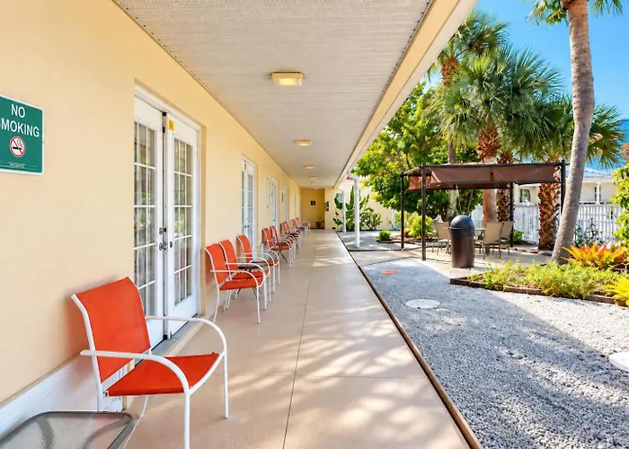 Island Sun Inn & Suites - Venice, Florida Historic Downtown & Beach Getaway